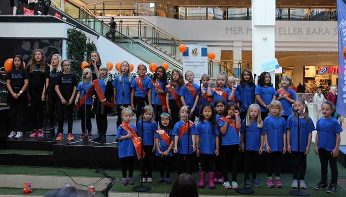 Barn från Music Kidz uppträder i Stinsen.